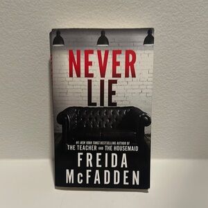 'Never Lie' Book - Freida McFadden